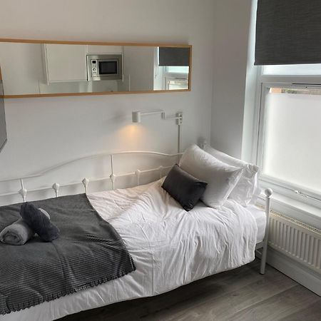 Stylish Studios By Luxestays Shepherds Bush 런던 외부 사진